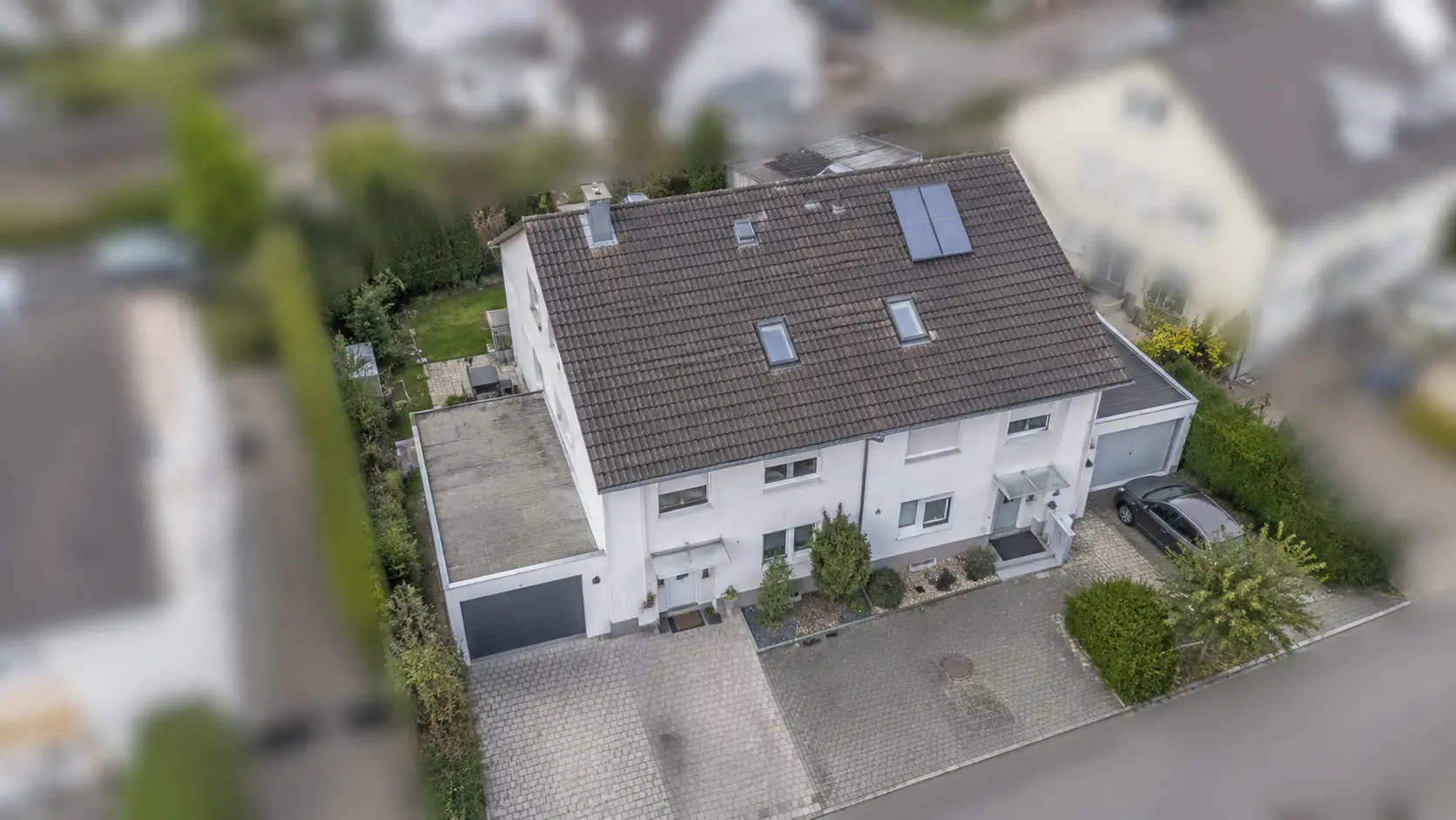 Doppelhaus mit Garage und Solarmodulen auf dem Dach von oben